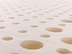 Détail du plateau en latex naturel hypoallergénique qui confère au matelas une portance calibrée